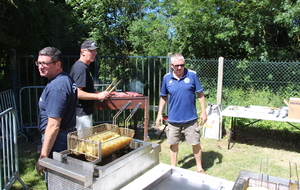 Jour 1 du tournoi, les préposés au barbecue et aux frites sont positionnés, Marco, Joël, Francisco