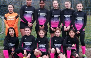 29 janvier 2022 équipe U12-U13 féminine avec ses nouveaux maillots. Merci à la GUINGUETTE FERTOISE.