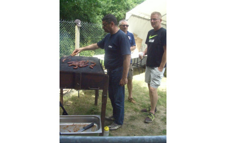 Jour 1, la braise est chaude, les saucisses grillent