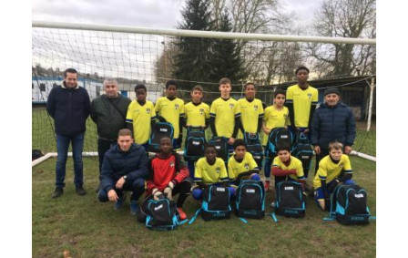 14 décembre 2019 remise des sacs à dos à l'équipe U14 1 de l'ASMF avant son match de championnat contre Le Pin Villevaudé. Merci à Jean-Pierre et à STELEC les sponsors.