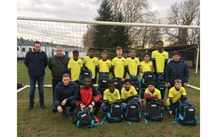 14 décembre 2019 remise des sacs à dos à l'équipe U14 1 de l'ASMF avant son match de championnat contre Le Pin Villevaudé. Merci à Jean-Pierre et à STELEC les sponsors.