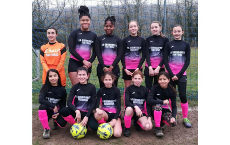 29 janvier 2022 équipe U12-U13 féminine avec ses nouveaux maillots. Merci à la GUINGUETTE FERTOISE.